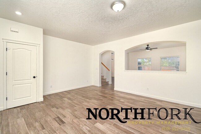 Building Photo - Perfectly Placed Meridian Home in Convenient Location