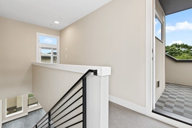 Building Photo - ULTRA-MODERN Townhome w/AC and Views in th...