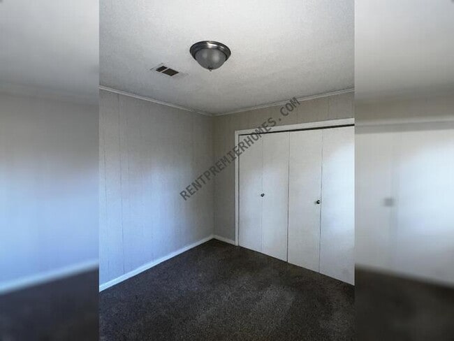 Building Photo - 404 Live Oak Dr