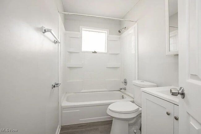 Building Photo - Four Bed 2 Full Bath in Lorain- FIRST MONTH RENT HALF OFF!