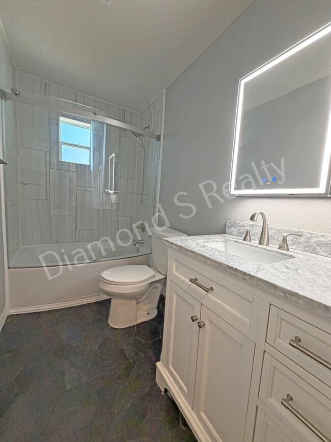 Building Photo - Spacious, Clean 3 Bedroom Home + Bonus Room Available!