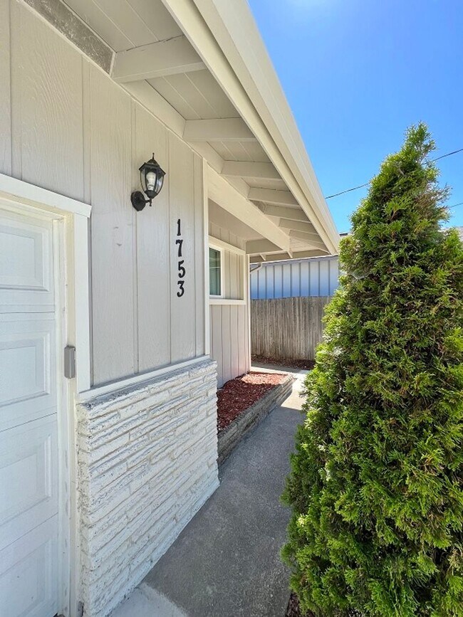 Building Photo - E Street, 1751-1753**