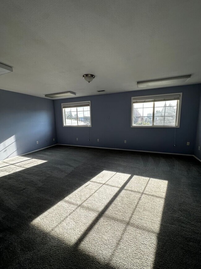 Building Photo - Gorgeous 4 Bedroom 2.5 Bath Single Family ...