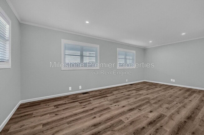 Building Photo - 204 N Holly Ave