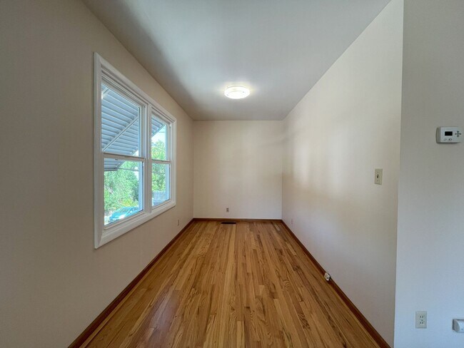 Building Photo - Bright & Spacious 1-Bedroom Duplex with Ha...