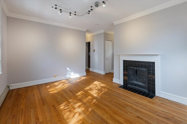 Building Photo - 630 W Waveland Ave