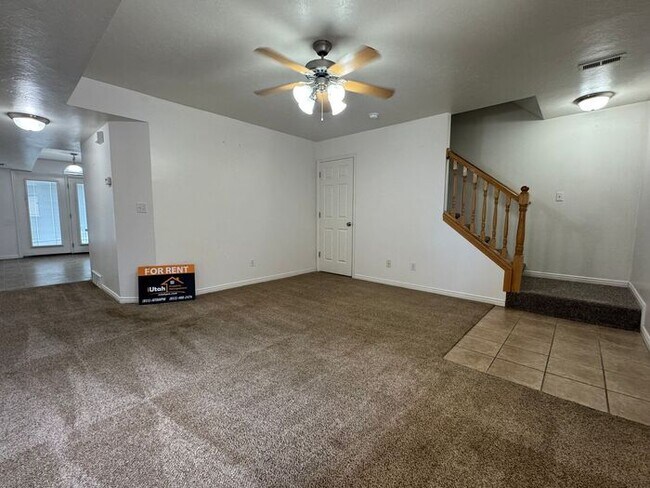 Building Photo - 3 bedroom 2.5 Bath Townhouse-Small Dogs Allowed