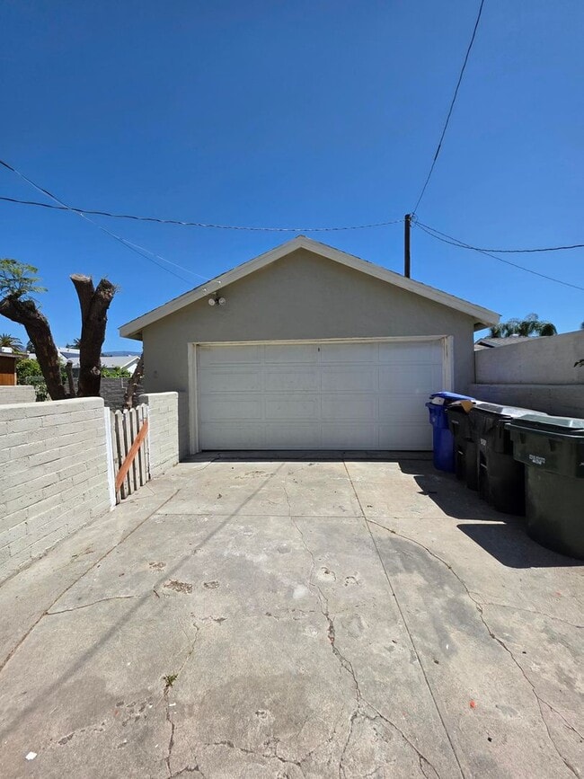 Building Photo - 2641 N Arrowhead Ave