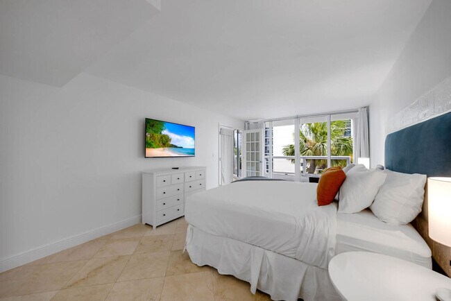 Building Photo - 1717 N Bayshore Dr