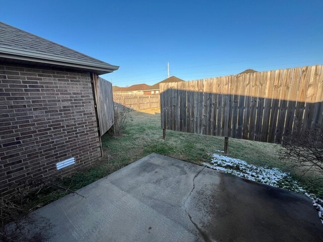 Building Photo - All brick 3 bedroom 2 bath house