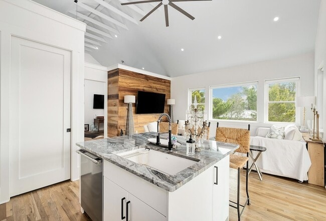 Building Photo - 45 Pine Knoll Ln