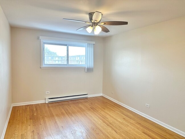 Building Photo - 870 E Old Willow Rd