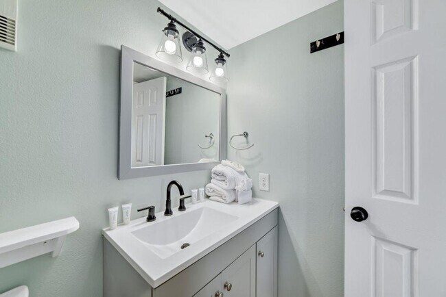 Building Photo - 409 E Beach Blvd