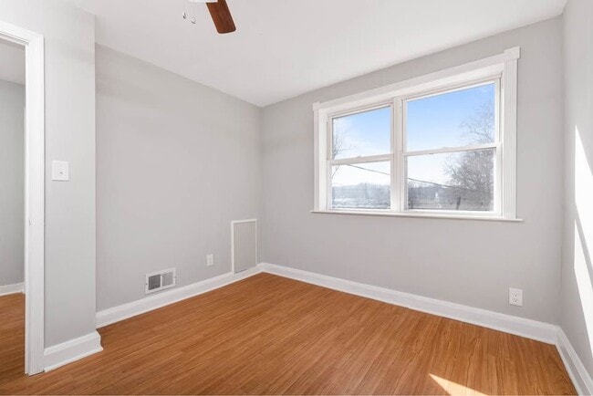 Building Photo - 114 Riverthorn Rd