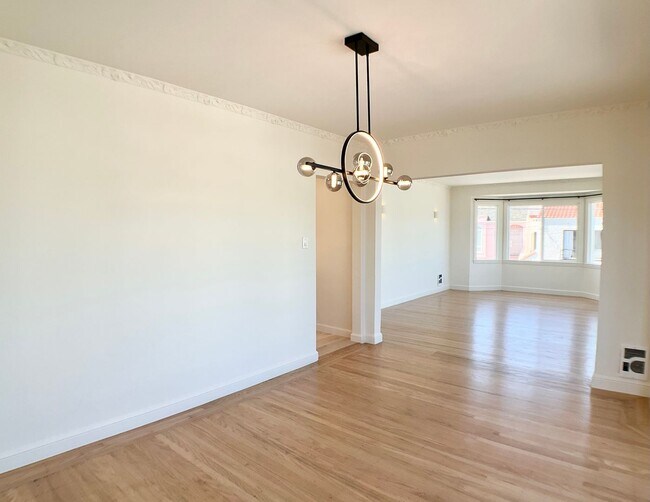 Building Photo - Remodeled! GARAGE PARKING Included! IN-UNI...