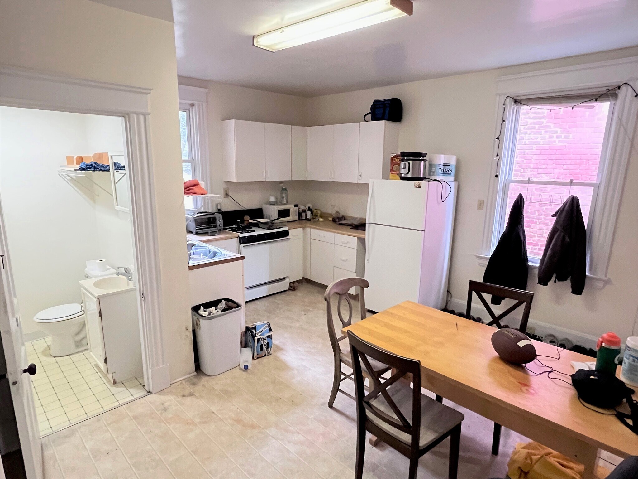 Building Photo - 2374 Victor St