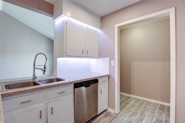 Building Photo - 1301 Thornridge Rd