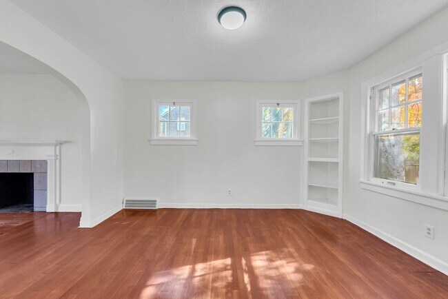 Building Photo - Beautiful Home in the Heart of Cleveland H...