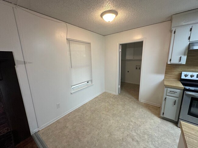 Building Photo - AVAILABLE NOW ; 2 WEEKS FREE!!!!!