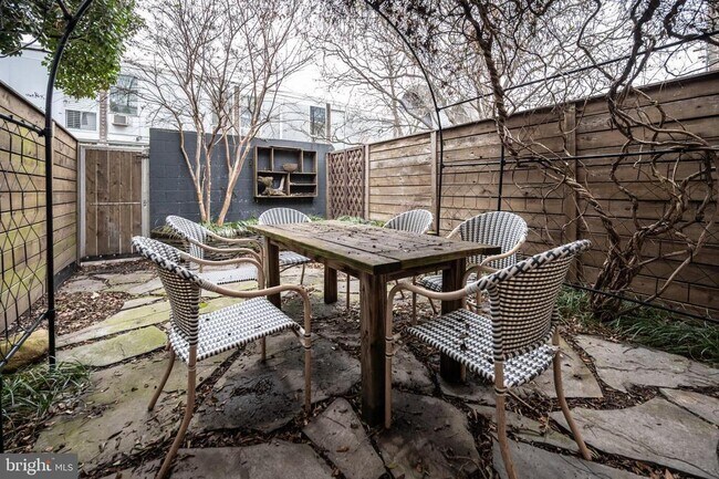 Building Photo - 302 N St SW