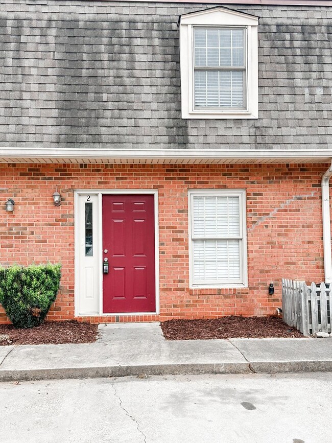 Primary Photo - 2/1.5 Oakwood Townhome