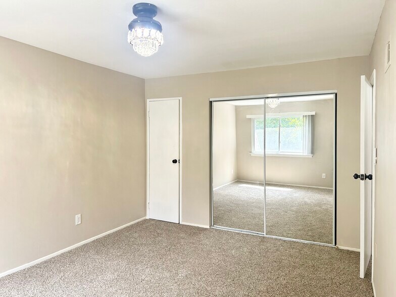 Building Photo - 136 Storm Dr