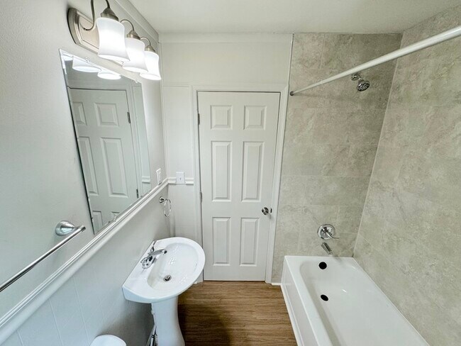 Building Photo - COME MEET YOUR NEW HOME! 2 BEDROOM APARTMENT IN PORTSMOUTH FOR RENT