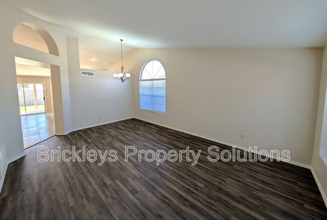 Building Photo - 618 W Tumbleweed Rd