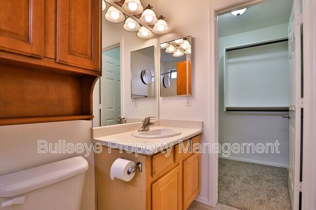 Building Photo - 1697 N La Fresa Dr