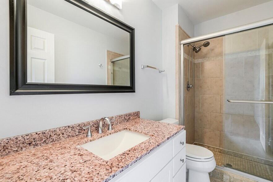 Building Photo - 697 Oakmont Ln