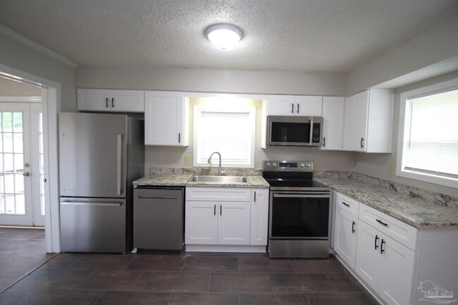 Building Photo - 4630 Bellview Ave