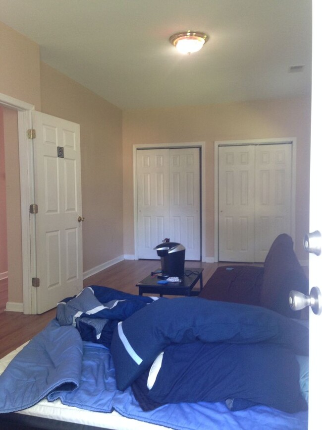 Building Photo - Rider/TCNJ Students!!! Great 4 Bedroom/2 F...