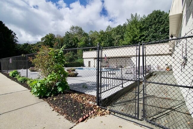 Building Photo - 22 Maple Crest Cir