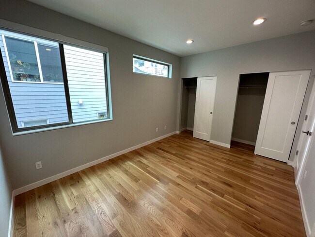 Building Photo - 3Bd/3.25Ba Seattle House