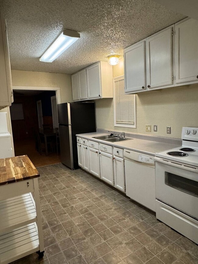 Building Photo - 4613 NE 46th St