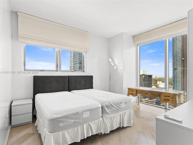 Building Photo - 1300 Brickell Bay Dr