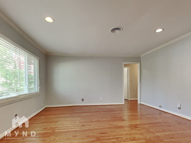 Building Photo - 7519 Schiller St