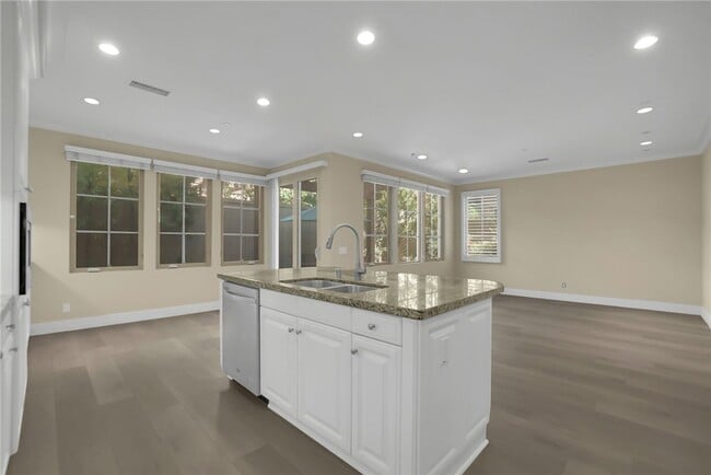 Building Photo - 64 Bianco