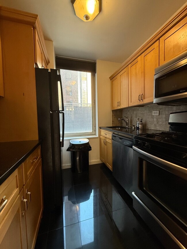 Building Photo - 145 E 48th St