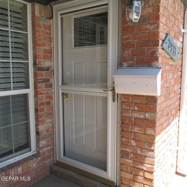 Building Photo - 2933 Wedgewood Dr