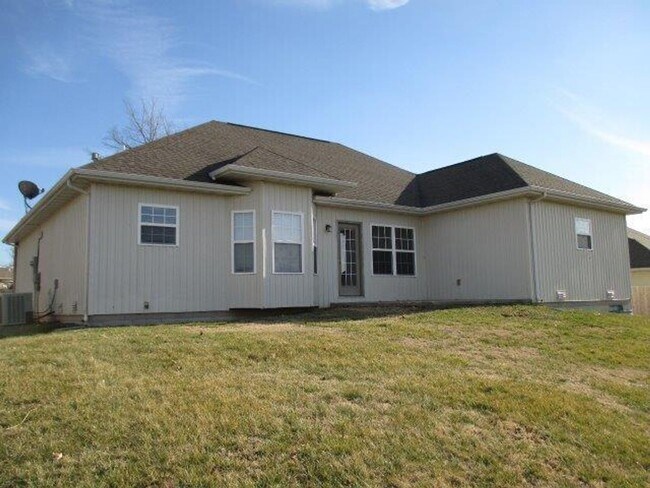 Building Photo - 3 Bedroom Ozark Home in Wonderful Neighborhood!