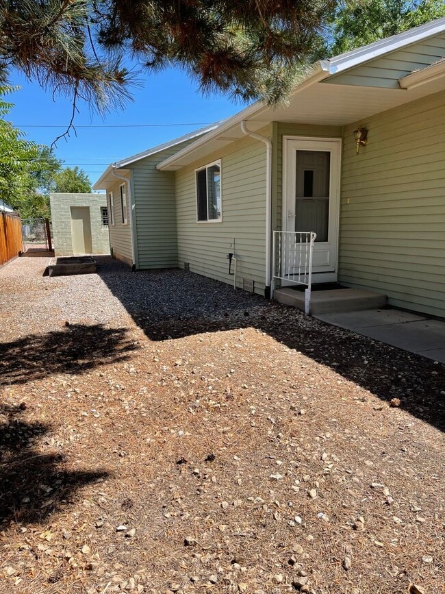 Building Photo - 3 Bedroom Home with Shop