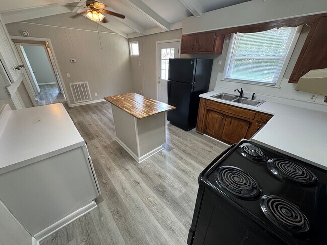 Building Photo - For Lease - 3 Bed, 1 Bath, 1350 Sqft, 0.27...
