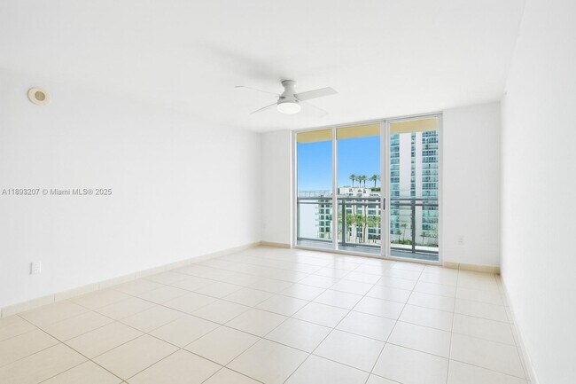 Building Photo - 1155 Brickell Bay Dr