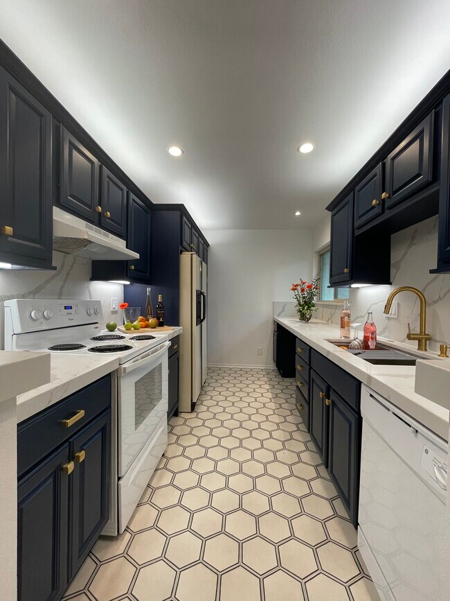 newly remodeled kitchen - 4708 Park Granada Park