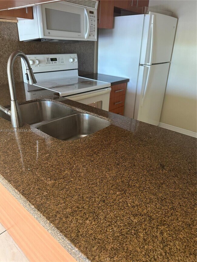 Building Photo - 16465 NE 22nd Ave