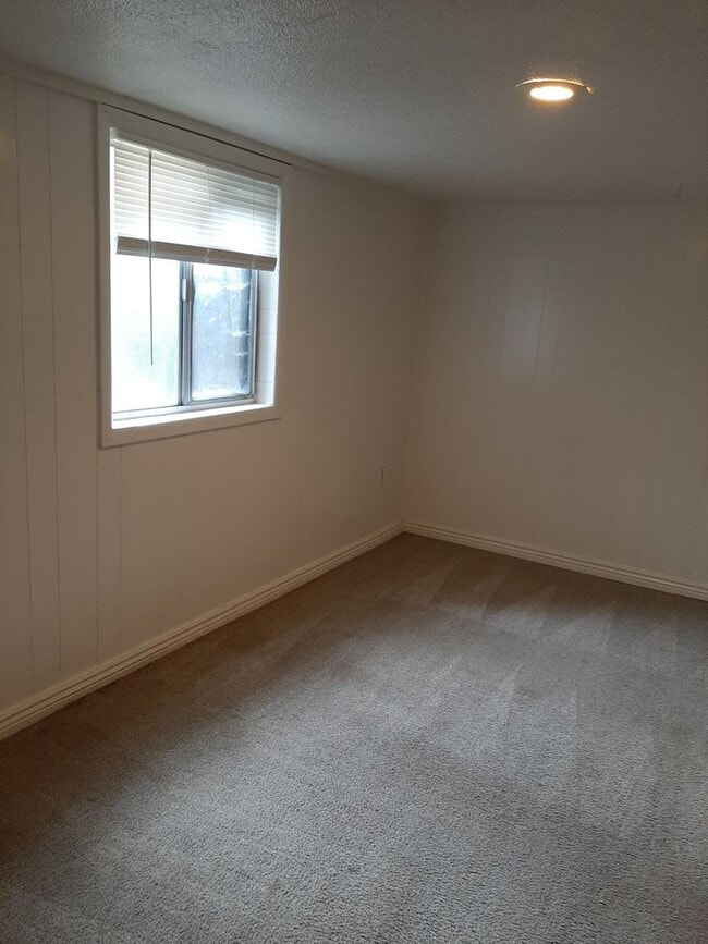 Building Photo - (2006 7th Avenue)