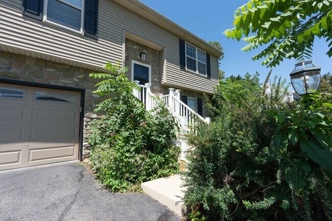 Building Photo - 2072 Sheaffer Rd