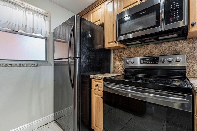 Building Photo - 1100 W 35th St