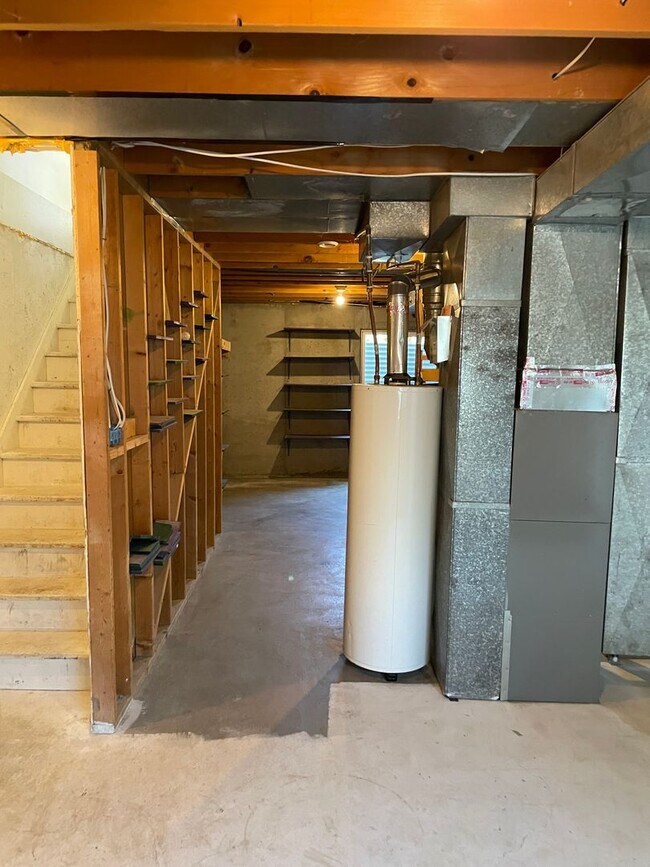 Building Photo - 2 Bedroom, 1.5 Bathroom Twin Home in West ...